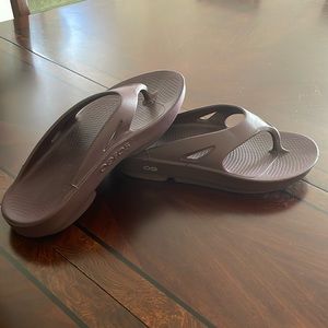 OOFOS Ooriginal Recovery Flip Flops Burgandy Color men’s size 9
